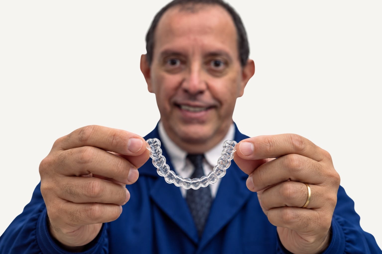 Alinhador ortodôntico transparente utilizado em tratamento Invisalign.